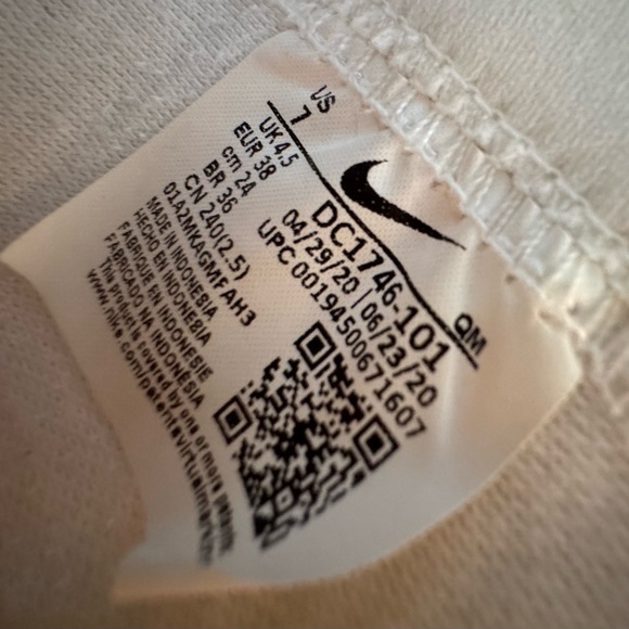 Nike Blazer 77 Vintage Mid Triple White Women's Shoes Size 7 Limited Edition - Picture 2 of 4